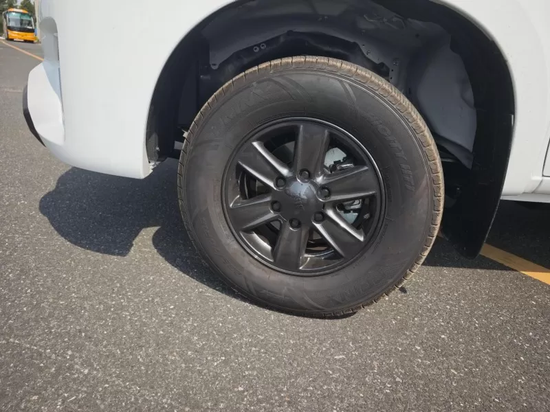 Isuzu RE-MAX ລົດກະບະກາຊວນ ຄູ່ມື ທີ່ມີຝາປິດ ທີ່ສາມາດຖອດອອກໄດ້